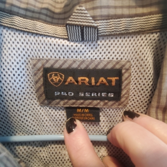 Ariat pro series sz med button up newer condition - Picture 5 of 9